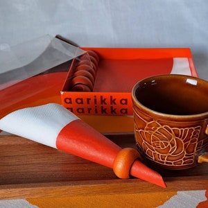 Aarikka 8 Portatovaglioli in legno di arancio. Design Mid-Century in scatola originale. 11 tovaglioli di carta rimasti su 20. Dalla Finlandia e dagli anni '70.
