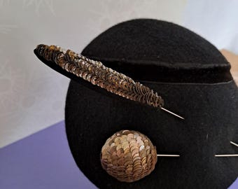 Dos alfileres vintage de lentejuelas para sombreros. Tela de seda. Adornos para sombreros. Forma esférica y rectangular. Agujas de acero.