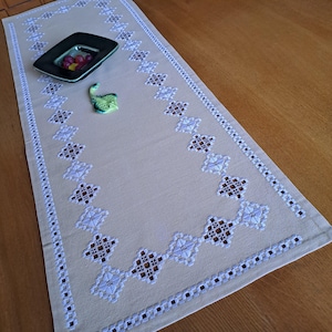 Runner da tavolo ricamato. Hardanger. Vintage. Bordo lungo tutti i lati. Tessuto di cotone. Svedese. Orlo fatto a mano.