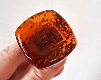 Dos pomos de vidrio y latón para gabinete. Pomos para muebles. Vidrio ámbar. Pomos para puertas. Forma cuadrada. Años 60. Suecia.