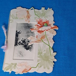 Carte de voeux 1901. Carte en ivoire avec coquelicot. Cadre intérieur imprimé représentant Jésus. À l'intérieur du poème suédois. Texte personnel à l'intérieur du dos. Ruban de soie.