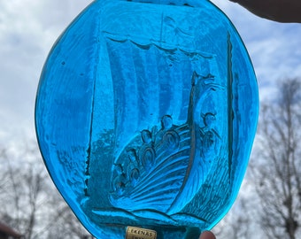 Capteur de soleil suédois en verre. Fabriqué à la main en verre de cristal. Fabriqué par la verrerie Ekenäs. Bateau viking bleu cobalt. En bon état.