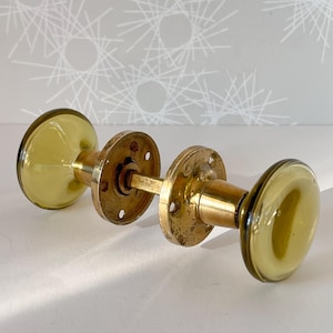 2 Knäufe aus Glas und Messing. Mit Metallspindel. 1960er Jahre. Doppeltürgriffe. Lindshammar Schweden. Verrina.