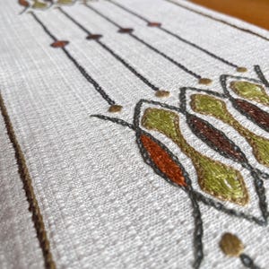 Ovanlig bordslöpare. Handbroderad. Vintage linne. Långa stygn på bomull. Handgjord fåll.