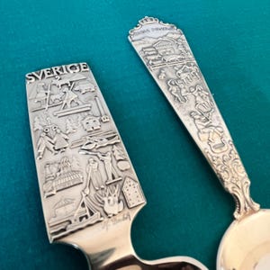 2 versilberte große Löffel. Skandinavische Souvenir Löffel. Schweden Bucket List. Norwegen Volksleben. 1950er Jahre. Beides Gut Signiert. Servierlöffel.