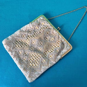 Bolso de mano bordado a mano. Trabajo avanzado de tejido estirado. Bolso de noche. Marco de metal dorado. Interior con borde de rosas y seda. Asa de cadena.