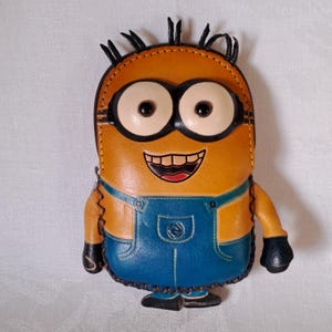 Sac à main Minion en cuir. Portefeuille fait main. Bob, l'un des serviteurs. Jamais utilisé. Conçu par « ArtAnimalsPro » Espagne. Un gars sympa pour les cartes et les pièces de monnaie.