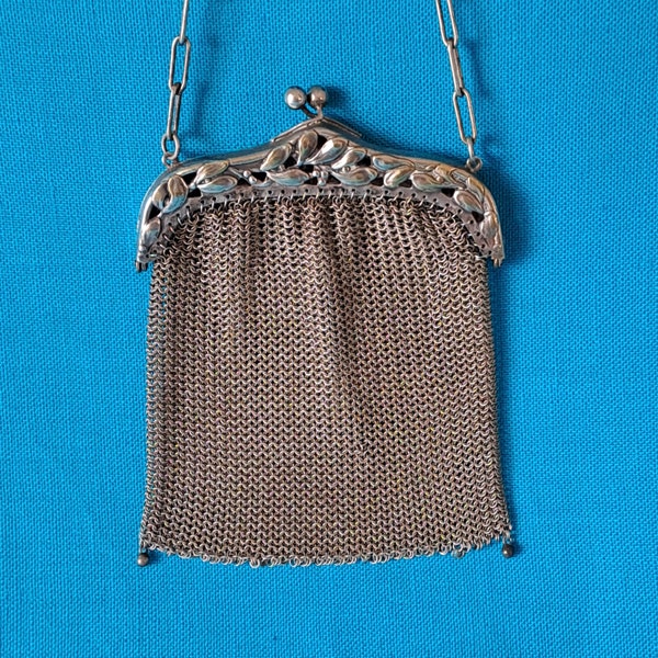 Porte-monnaie ancien en cotte de mailles. Pochette en maille Art nouveau à anneaux. Cadre en métal délicat. Avec poignée en chaîne. Probablement des années 1920.