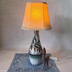 Pied de lampe pour buffet. Lampe de table en céramique. Lampe vintage brutaliste. Années 1960. Conçu par Willy Fisher Suède. Décoration d&#39;intérieur.