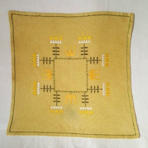 Hand embroidered small tablecloth in light yellow Linen from 1950’s. Swedish Mid-century abstract pattern in the middle.