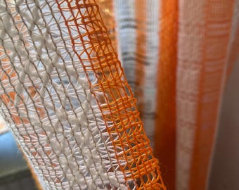 Voilages transparents. Des années 1970. Structure tissée à collerette. Rayures orange et blanches. Motif tissé complexe.