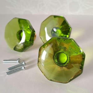 Boutons d'armoire vintage en verre et en laiton. Boutons de meubles. Poignées de tiroir. Années 1960. Vert citron. « Verrina » suédoise. Boutons de porte. 8 coins.