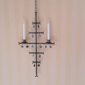 Zweedse ijzeren kroonluchter voor 2 belkaarsen. Vintage. Jaren 80. Ontwerp met bungelende harten. Extra lange ketting.