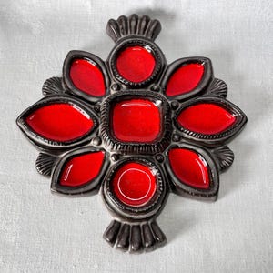 Ceramiczna zawieszka ścienna. Zaprojektowana przez Irma Yourstone. Wykonana przez Upsala-Ekeby. Czerwony kwiat. Szwedzka dekoracja ścienna w stylu vintage. MCM. Oszałamiająca czerwona glazura.