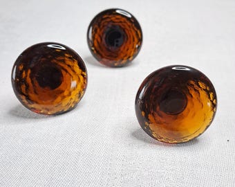 3 pomelli per mobili in vetro e ottone. Pomelli per mobili. Anni '60. Vetro ambrato. Maniglie per cassetti. Lindshammar, Svezia.