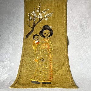 刺繍が施された母と子の壁掛け。リネン生地とリネン糸を使用。1970年代のスウェーデン製。ステッチは様々。