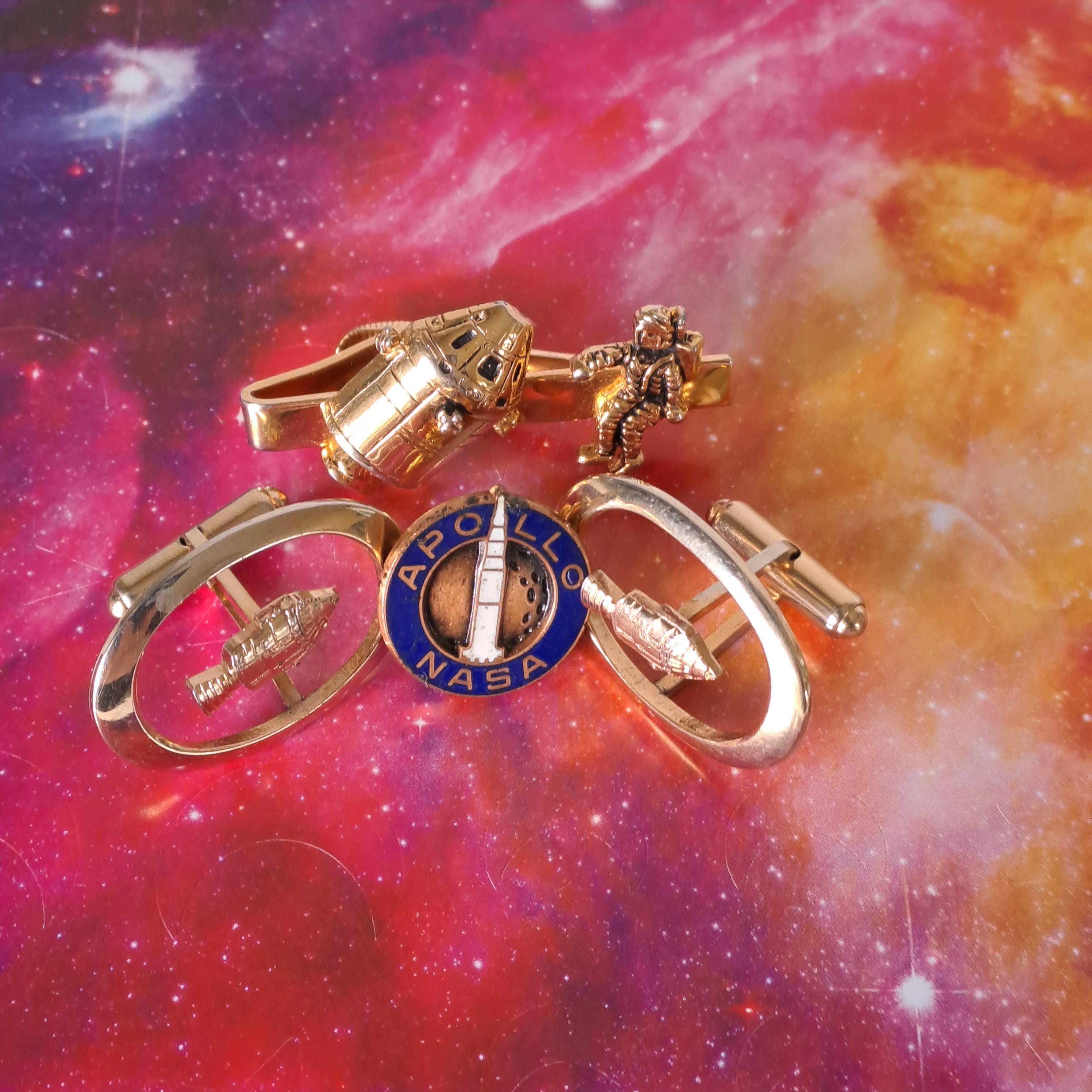 NASAのネクタイピン、カフスボタン、ピンのセット。アポロのメンズジュエリー。ヴィンテージ。ほとんど使用されていません。宇宙飛行士のネクタイピン。宇宙船のカフスボタン。エナメル加工のピン。  - Etsy 日本
