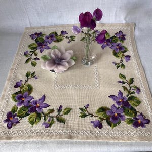手刺繍　ハンドメイド　テーブルクロス 手刺繍のヴィンテージテーブルクロス。四隅に紫のスミレがあしらわれ