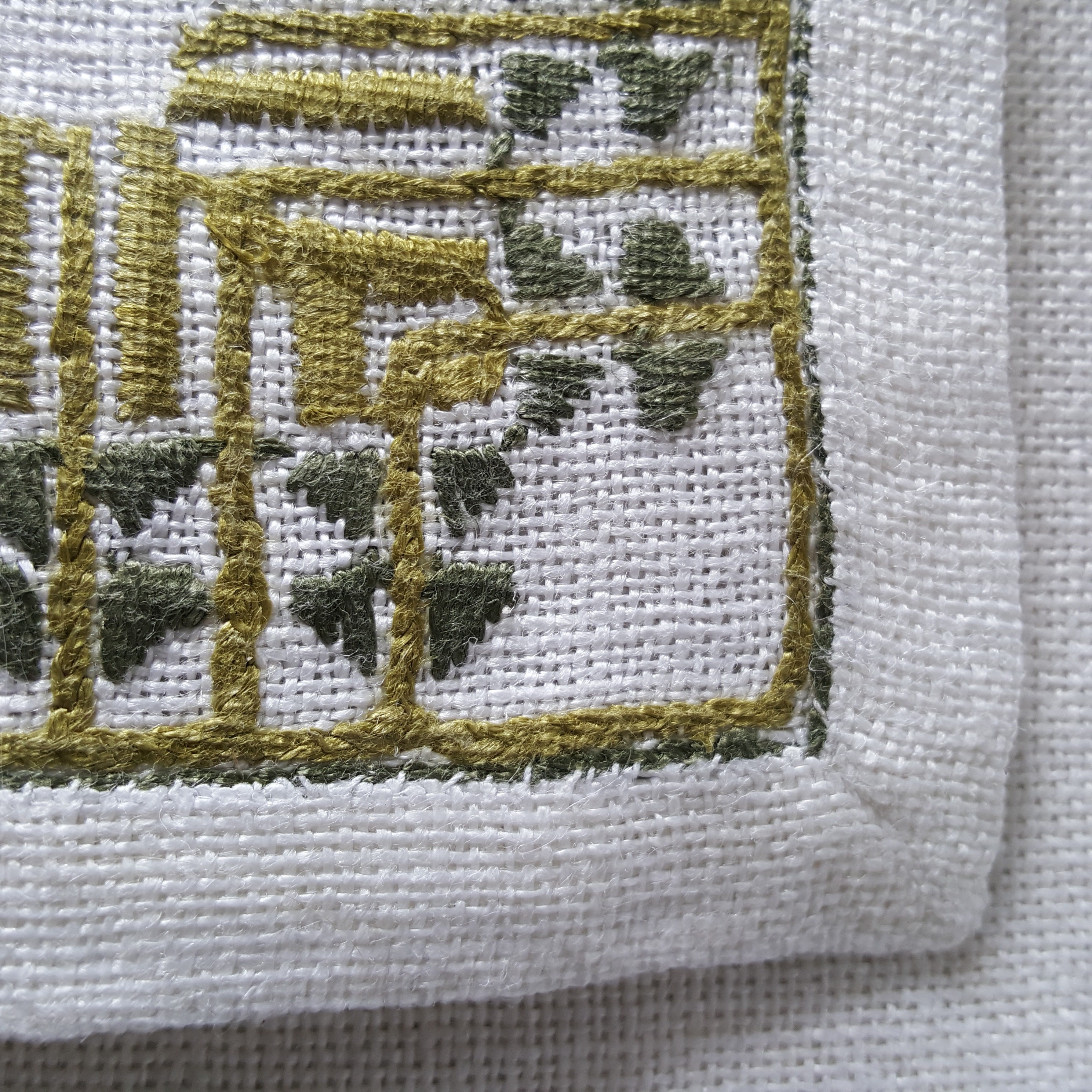 手刺繍のヴィンテージ小さめテーブルクロス。スウェーデン製。白い 