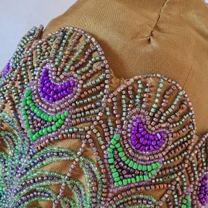 Bolso de mano bordado a mano con pavo real. Impresionante bordado con cuentas de vidrio. Bolso de noche de tela. Cuentas en verde y morado. Principios del siglo XX.