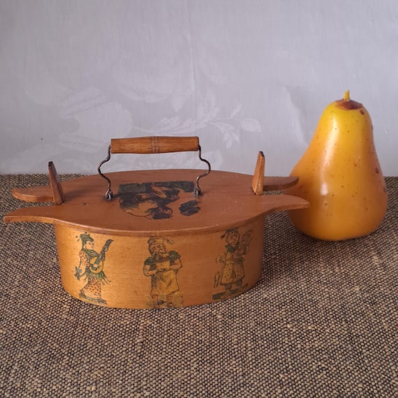 ミニチュア民芸品の木箱。伝統的なスウェーデン スタイルで作られ、蓋