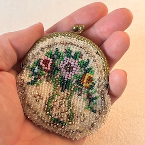 Porte-monnaie brodé à la main. Couture de perles de verre. Petit sac à main en tissu. Cadre en métal en laiton. Perles vertes et violettes. Les premières années des années 1900.