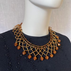 Collana vintage con perline di vetro. Svedese anni '50-'60. Collana girocollo con perline. Collana con perline intrecciate. Perline di vetro tubolari. Collana con perline a tromba.