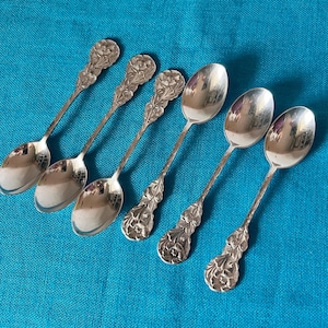 6 schwedische Vintage versilberte Löffel. Blumen- und Blattdesign auf beiden Seiten. Wunderbares MCM Design. In gutem Zustand.