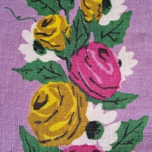 Può includere: Primo piano di un tessuto floreale con un motivo ripetuto di rose gialle e rosa, fiori bianchi e foglie verdi su sfondo lavanda. Il tessuto ha un aspetto strutturato.