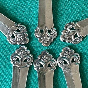 6 Vintage versilberte Löffel. &quot;Hergestellt von &quot;&quot;Mema&quot;&quot; Schweden.&quot; Schönes durchsichtiges Muster. 1950er Jahre. 2 Sets von je 6 Löffel. Teelöffel. Kaffee-Löffel.