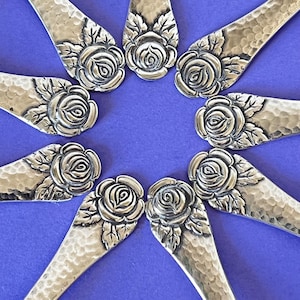 9 vintage verzilverde koffielepels, rozenpatroon bovenop, Zweeds voor knutselen, jaren 1950