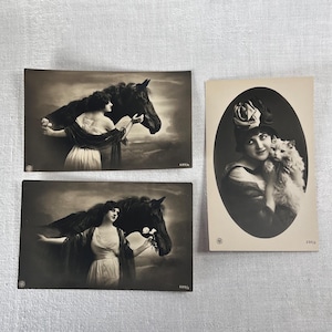 3 cartoline fotografiche in bianco e nero. Vecchie cartoline di studio. Cartolina non scritta. Cavallo e gatto. Cartoline da collezione vintage. Anni '20-'30.