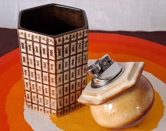 Tarro de tabaco con tapa para encendedor. Cerámica Søholm, década de 1970. Diseño de Haico Nietzsche. Tapa de cebolla. Encendedor. Diseño danés.