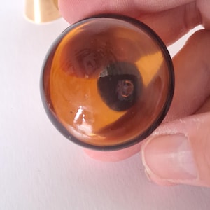 Pomelli per mobili vintage Verrina in vetro e ottone, anni '60, vetro ambrato trasparente, Svezia