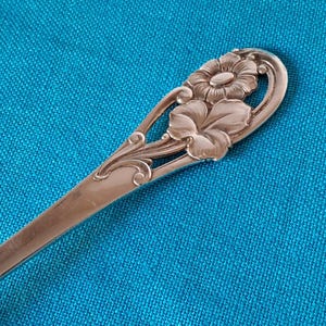 Levantador de tartas vintage plateado. Diseño calado. Pala para tartas. Para pasteles y repostería. MEMA. Firmado en el reverso. Sueco. Años 50. Incrustación dorada.