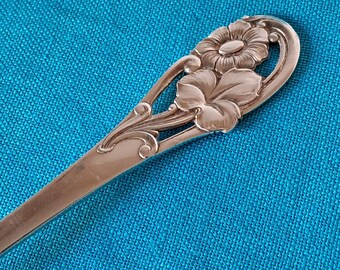 Cuillère à café en métal argenté floral vintage, motif fleuri