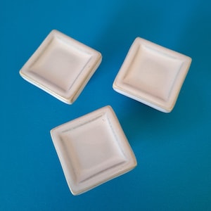 Tiradores de cerámica sueca vintage para armarios: Tiradores cuadrados blancos para cajones (juego de 3)