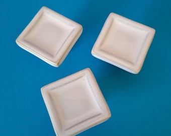 3 vintage keramische kastknoppen. Vierkant ontwerp. Jaren 70. Witte ladetrekkers. Zweeds. Gemaakt bij "LYBY Stengods".