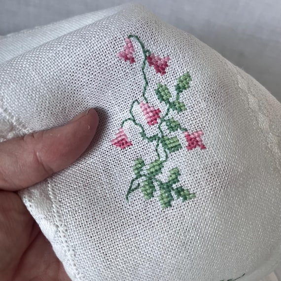 Linnea Flower Table Runner. Hand Embroidered. Vintage Table Linnen