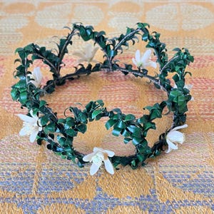 Puede incluir: Un juego de tres tazas de cerámica con un acabado moteado y mate. Las tazas son de color crema, gris claro y gris oscuro. Cada taza tiene un diseño minimalista, ideal para café o té.