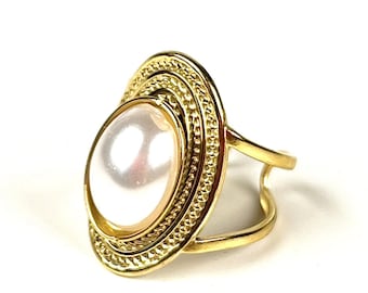 White pearl ring/Gold stainless steel ring/Adjustable ring/Boho ring/Birthday gift for women/Trendy ring/White mother-of-pearl