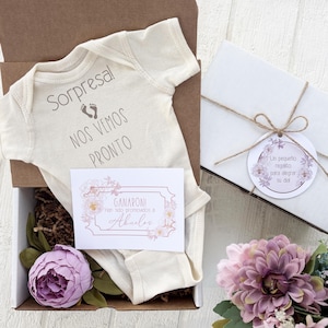 Caixa de presente Sorpresa Spanish Baby Reveal Pregnancy Announcement Onesie® para Abuelos | Spanish Surprise New Baby Announcement | Spanish Onesie®