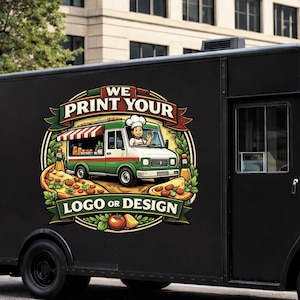Op de afbeelding: Zwarte foodtruck met een kleurrijke afbeelding. De afbeelding toont een pizza foodtruck met een chef-kok, pizza en de tekst "WE PRINT YOUR LOGO OR DESIGN". De truck staat geparkeerd in een stadsstraat.