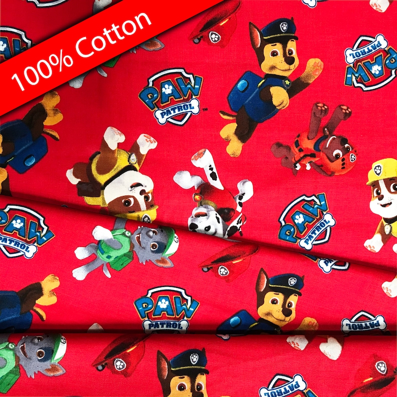 Pu&ograve; includere: Tessuto rosso con un motivo ripetuto di personaggi e loghi di Paw Patrol. I personaggi includono Chase, Marshall, Skye e Rubble. Il tessuto &egrave; 100% cotone.