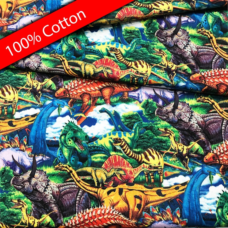 Pu&ograve; includere: Un tessuto colorato con un motivo ripetuto di dinosauri, tra cui un Tyrannosaurus Rex verde, uno Stegosaurus blu e un Triceratops marrone. Il tessuto &egrave; 100% cotone.