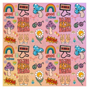 Peut inclure: Un motif coloré et répétitif avec des illustrations rétro. Le design comprend des arcs-en-ciel, des champignons, des fleurs, des signes de paix, des cassettes et des bulles de dialogue avec les mots "Wow" et "Blah Blah Blah". Les mots "good vibes" sont également présents.