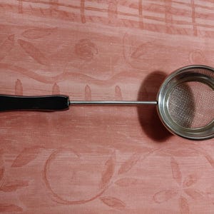 Sovjetisk vintage liten metalldukt Sovjetunionen sil sil litet kök runt rostfritt stål med plasthandtag retro antik köksredskap sil