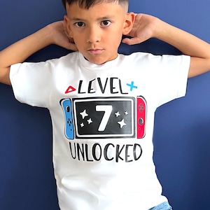 Nintendo Switch Geburtstag T-Shirt. Nintendo Switch Controller T-Shirts. Kleinkind bis Teenager. Maßgeschneidertes Partyoutfit. Personalisiert mit ANY AGE