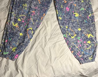 Pantalones totalmente radicales de los increíbles años 90. Salpicaduras de pintura sobre un fondo de denim falso.