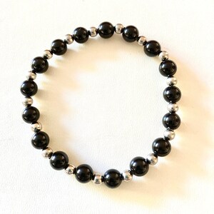 Pulsera elástica de turmalina negra natural genuina. Tarjeta informativa y bolsa de regalo incluidas.
